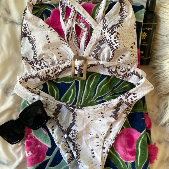 BNWT! Stunning Bikini Set! Gorgeous details! - Picture 2 of 7